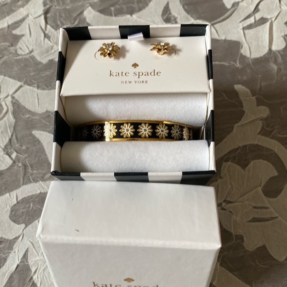 NIB Kate Spade “Oops a Daisy” bracelet and pierced earrings